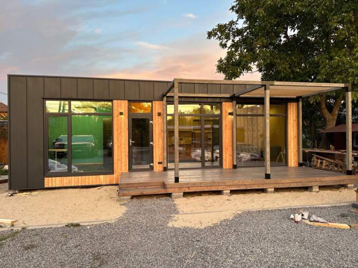 Theta invites you to live in a house with open spaces, in perfect harmony with the surrounding nature.